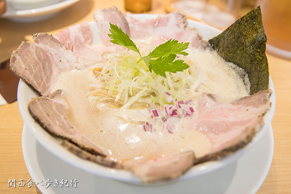 濃厚魚介鶏白湯チャーシュー麺
