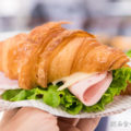 クロワッサンサンドのハムとハムとチーズ