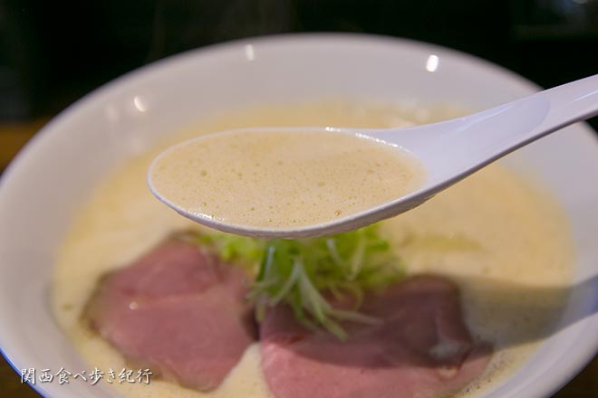 濃厚な鶏白湯スープ