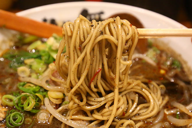 担担麺を食べる