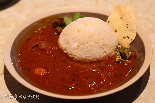 スタンドのランチカレーを食べる