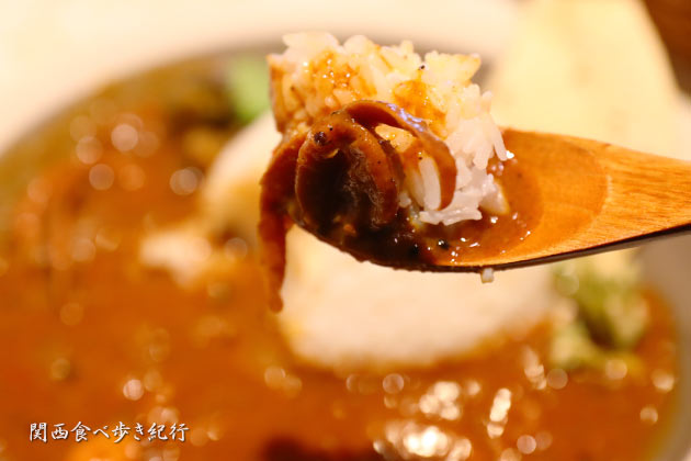スタンドのランチカレーを食べる
