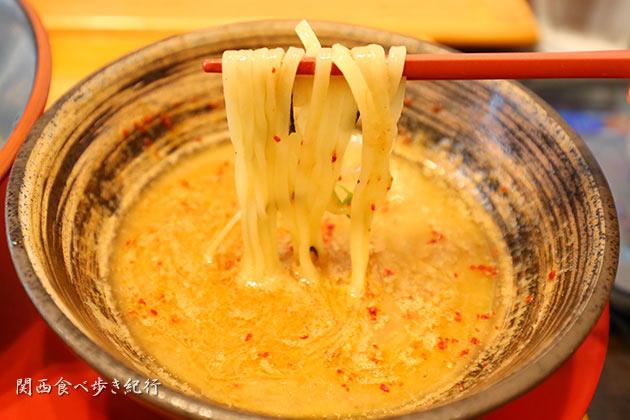 つけ麺を食べる