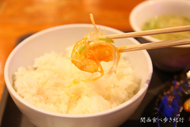 エビチリ定食を食べる