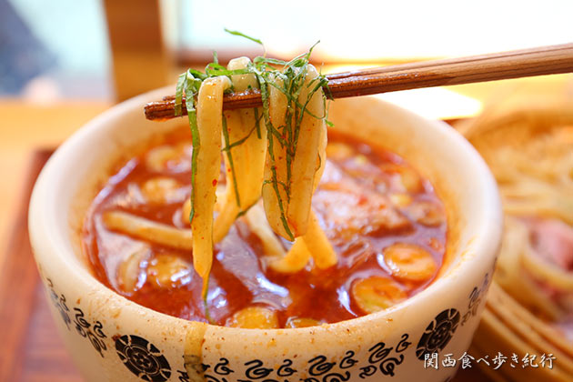 つけ麺を食べる